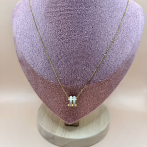 Ronde witte bedel ketting - goud kleur