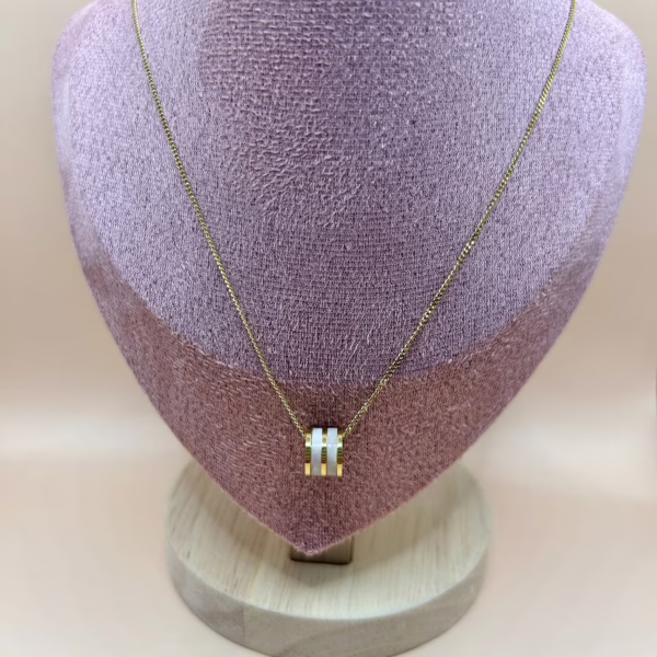 Ronde witte bedel ketting - goud kleur